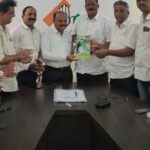 ರಾಷ್ಟ್ರೀಯ ಹೆದ್ದಾರಿ ಗುಂಡಿಗಳಿಂದ ಬಡಪಾಯಿಗಳ  ಬಲಿ   ರಸ್ತೆಯ ಗುಂಡಿ ಕಲ್ಲುಗಳಿಂದ ಮುಚ್ಚುವ ಕೆಲಸ ಟ್ರಾಫಿಕ್ ಪೊಲೀಸರ ಮಾನವೀಯತೆ