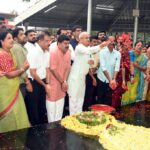 ವಿಟ್ಲ ಸಮೀಪ ರಸ್ತೆಗೆ ಉರುಳಿದ ಬೃಹತ್ ಮರ; ಹಲವು ವಿದ್ಯುತ್ ಕಂಬಗಳಿಗೆ ಹಾನಿ ಸಂಚಾರ ವ್ಯತ್ಯಯ