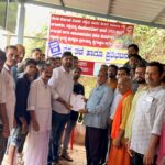 ಪೆರುವಾಯಿ ಜಂಕ್ಷನ್‌ನಲ್ಲಿ ನೂತನ ಸೇತುವೆ ನಿರ್ಮಾಣ ಮತ್ತು ರಸ್ತೆ ಅಗಲೀಕರಣಕ್ಕೆ ಆಗ್ರಹಿಸಿ ಸಾರ್ವಜನಿಕರ ಬೃಹತ್ ಪ್ರತಿಭಟನೆ