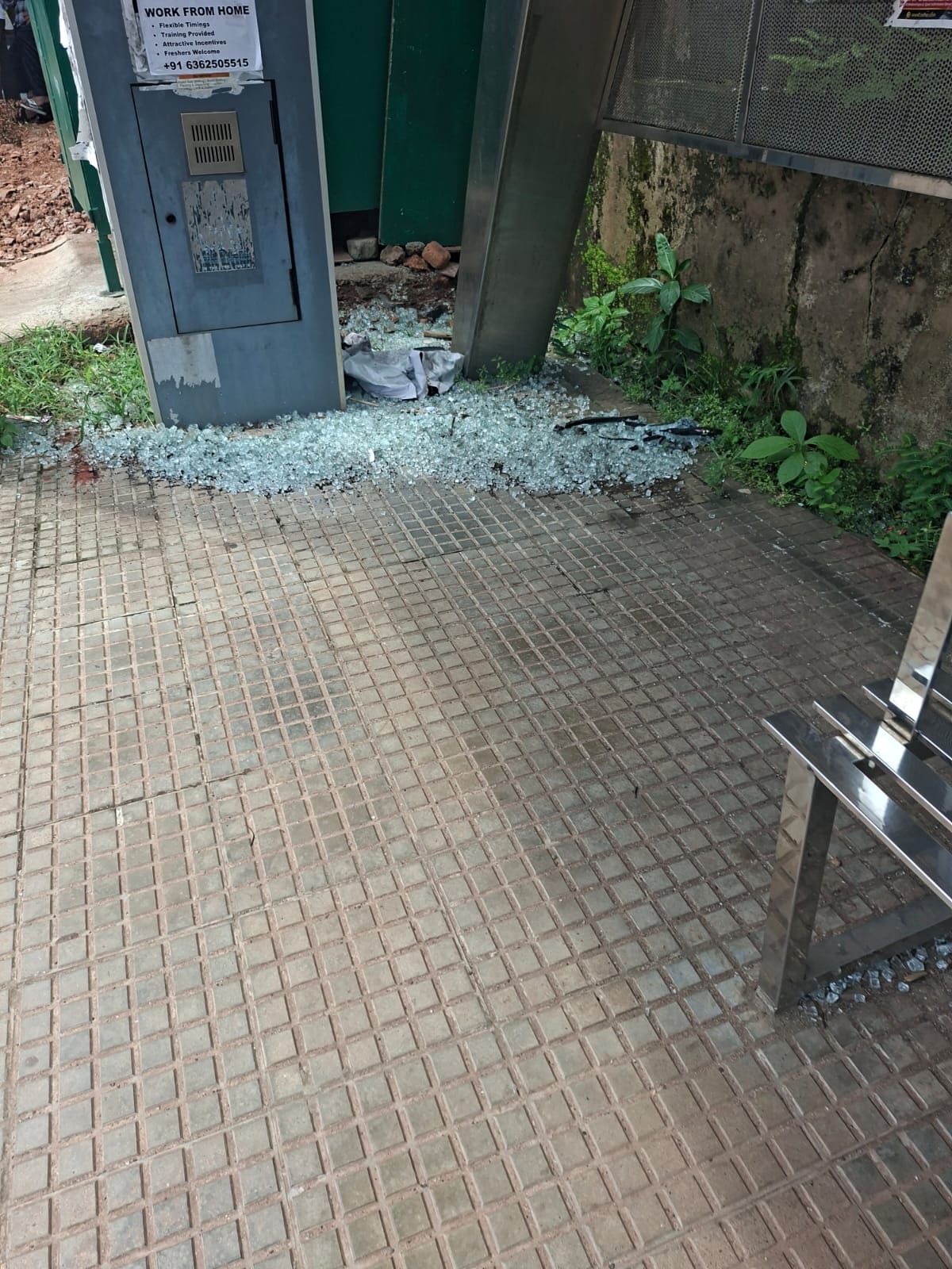 ‘ಸ್ವಚ್ಛ ಭಾರತ್’ ಬಸ್ ತಂಗುದಾಣದಲ್ಲಿ ಗ್ಲಾಸ್ ಚೂರುಗಳ ರಾಶಿ: ವಿದ್ಯಾರ್ಥಿಗಳ ಸುರಕ್ಷತೆಗೆ ಧಕ್ಕೆ, ಪಾಲಿಕೆ ನಿರ್ಲಕ್ಷ್ಯಕ್ಕೆ ಸಾರ್ವಜನಿಕ ಆಕ್ರೋಶ