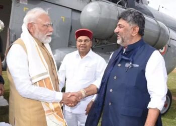 ಸೇನಾ ಹೆಲಿಕಾಪ್ಟರ್‌ನಲ್ಲಿ ಮೈಸೂರಿಗೆ ಬಂದಿಳಿದ ಪ್ರಧಾನಿ ಮೋದಿ
