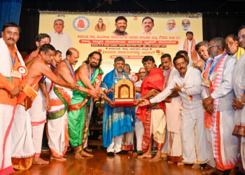 ನಿಮ್ಮ ಮನೆ, ದೇವಾಲಯ ಕಾಪಾಡಿ ಕೊಂಡಂತೆ, ನಿಮ್ಮ ಸರ್ಕಾರವನ್ನು ಕಾಪಾಡಿಕೊಳ್ಳಿ: ಅರ್ಚಕರಿಗೆ ಸಿಎಂ ಡಿ ಕೆ  ಶಿವಕುಮಾರ್. ಕರೆ
