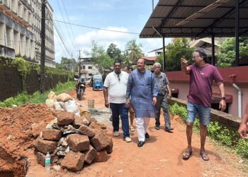 ಸುವರ್ಣ ಲೇನ್ ರಸ್ತೆ ಕಾಮಗಾರಿ ವಿಳಂಬ: ಸಾರ್ವಜನಿಕರ ದೂರಿನ ಮೇರೆಗೆ ಐವನ್ ಡಿ’ಸೋಜಾ ಸ್ಥಳ ಪರಿಶೀಲನೆ