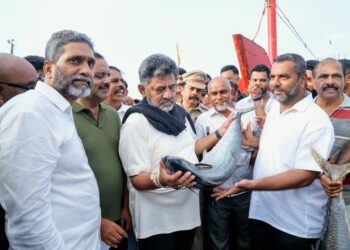 ಮೀನುಗಾರರ ಮನದ ಮಾತಿಗೆ ಕಿವಿಗೊಟ್ಟ ಸಿಎಂ ಡಿ ಕೆ ಶಿವಕುಮಾರ್ *ಬೆಳ್ಳಂ ಬೆಳಗ್ಗೆ ಮಂಗಳೂರು ಬಂದರಿಗೆ ದಿಢೀರ್ ಭೇಟಿ*