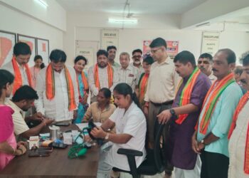ಪ್ರಧಾನಿ ಮೋದಿ 25 ವರ್ಷಗಳ ಜನಸೇವೆ ಪ್ರಯುಕ್ತ ಕಟ್ಟಡ ಕಾರ್ಮಿಕರಿಗೆ ಆರೋಗ್ಯ ತಪಾಸಣಾ ಶಿಬಿರ