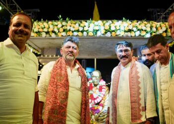ಬ್ರಹ್ಮಶ್ರೀ ನಾರಾಯಣ ಗುರುಗಳ ಮೂರ್ತಿಗೆ ಸಿಎಂ  ಡಿ.ಕೆ. ಶಿವಕುಮಾರ್ ನಮನ